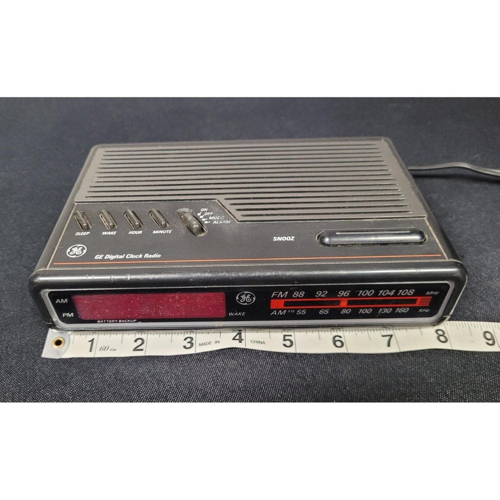 General Electric (GE) Digital Clock Radio Model 7-4612BKB Vintage 1993 (Works) - Picture 14 of 15